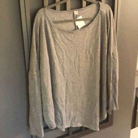 NWT Go Couture Oversized cozy gray asymmetrical top size L - Picture 4 of 4